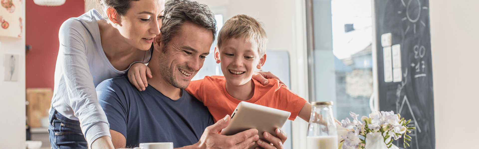 Famille utilisant une tablette électronique