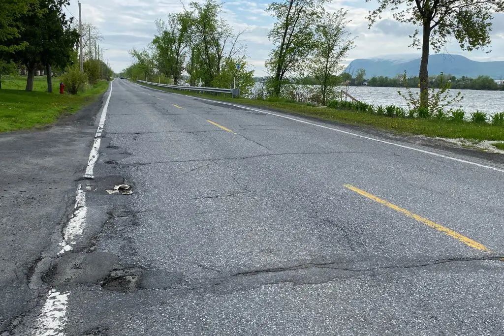 Les nombreux nids-de-poule causent des maux de têtes aux automobilistes et cyclistes.